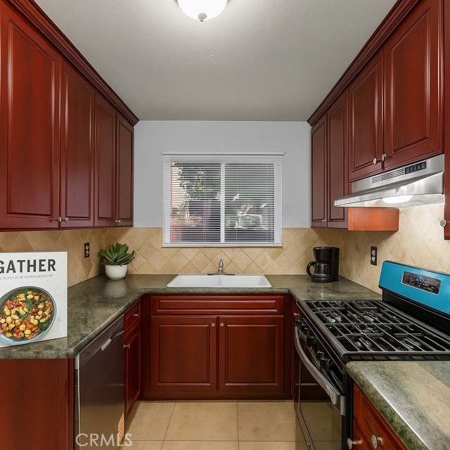 Detail Gallery Image 5 of 28 For 14265 Terra Bella St #10,  Panorama City,  CA 91402 - 3 Beds | 3 Baths