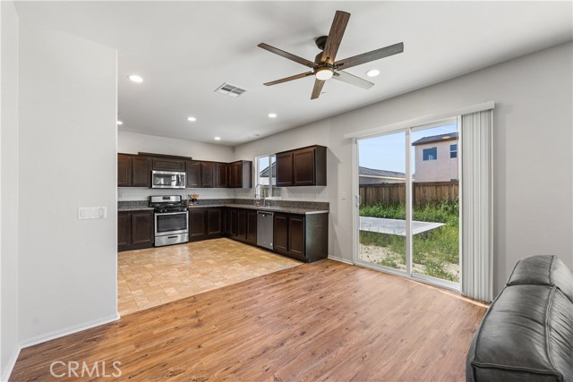 Detail Gallery Image 16 of 59 For 2517 San Madrid Way, Rosamond,  CA 93560 - 3 Beds | 2/1 Baths