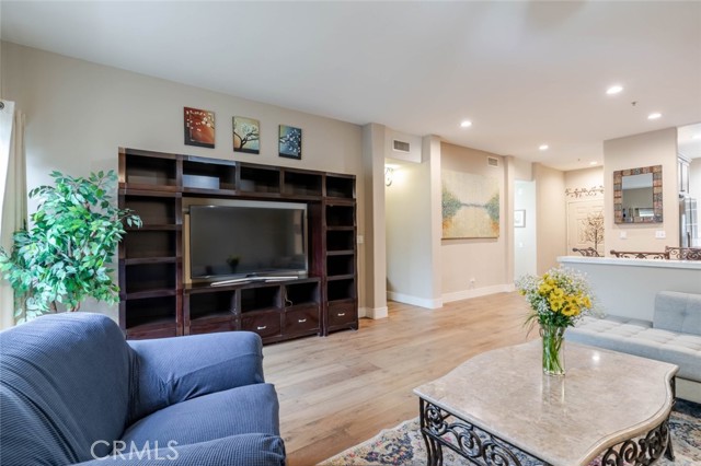 Detail Gallery Image 3 of 25 For 10604 Valley Spring Ln #105,  Toluca Lake,  CA 91602 - 2 Beds | 2 Baths