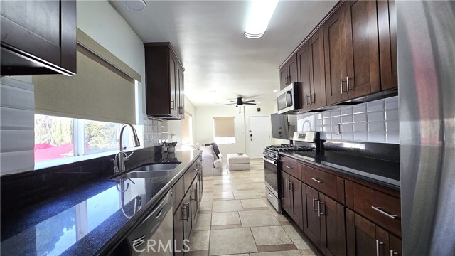 Detail Gallery Image 4 of 29 For 6704 Rhea Ave, Reseda,  CA 91335 - 3 Beds | 2 Baths