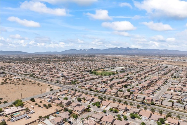13275 Lone Pine Court, Hesperia CA: https://media.crmls.org/medias/71c99710-6da3-483b-92aa-8b2f2434c4b9.jpg