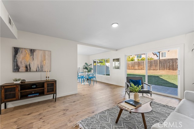 Detail Gallery Image 8 of 54 For 22015 Romar St, Chatsworth,  CA 91311 - 4 Beds | 3 Baths