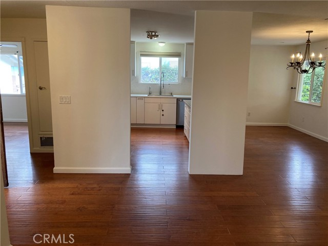 Detail Gallery Image 4 of 22 For 23464 Sylvan St, Woodland Hills,  CA 91367 - 3 Beds | 2/1 Baths