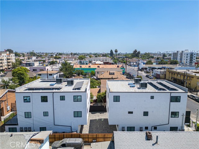 1039 W 43rd Street, Los Angeles CA: https://media.crmls.org/medias/71d50ff7-d403-4b54-89d0-7c9a4ce9c4f3.jpg