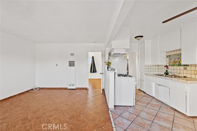 Detail Gallery Image 4 of 16 For 330 W Laurel St #C,  Compton,  CA 90220 - 1 Beds | 1 Baths