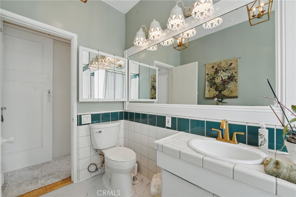 https://media.crmls.org/medias/71da00d5-4dad-4bb7-8901-3432b1d8082f.jpg?preset=X-Large