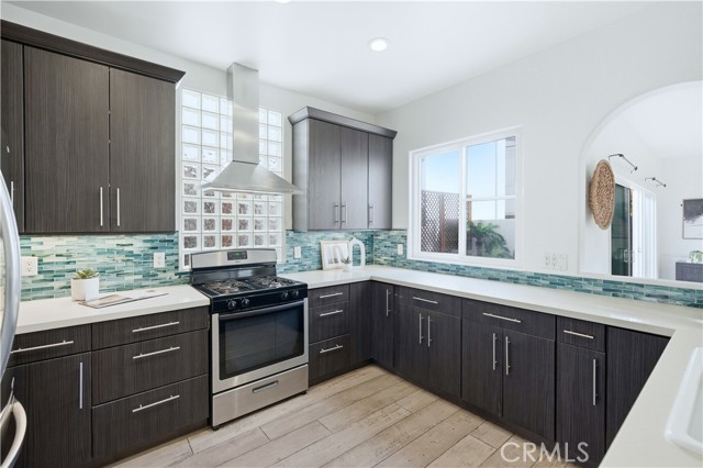 Detail Gallery Image 13 of 46 For 108 Roycroft Ave, Long Beach,  CA 90803 - 4 Beds | 3/1 Baths