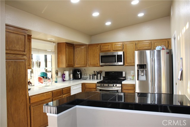 Detail Gallery Image 15 of 44 For 39335 Rockcliff Ct, Palmdale,  CA 93551 - 3 Beds | 2 Baths