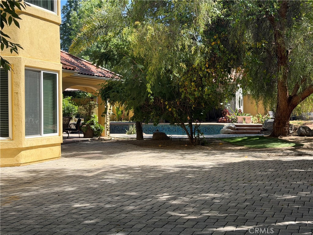 https://media.crmls.org/medias/71dbaca0-3d2f-4c31-adbb-6f699161a74a.jpg?preset=X-Large