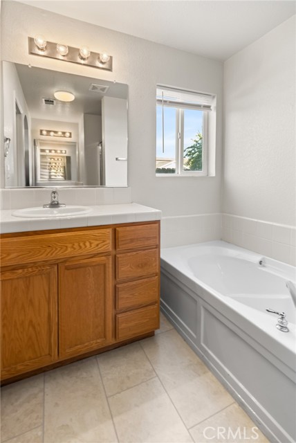 2052 W Solis Street, Merced CA: https://media.crmls.org/medias/71dc93c3-09c9-42b4-99ff-a305f4c2f24c.jpg