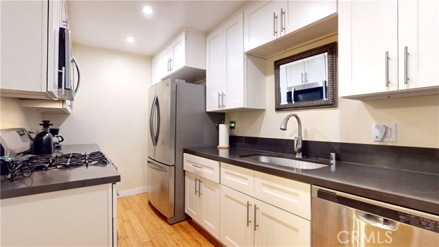 Detail Gallery Image 9 of 16 For 336 1/2 S Reeves Dr, Beverly Hills,  CA 90212 - 2 Beds | 1/1 Baths