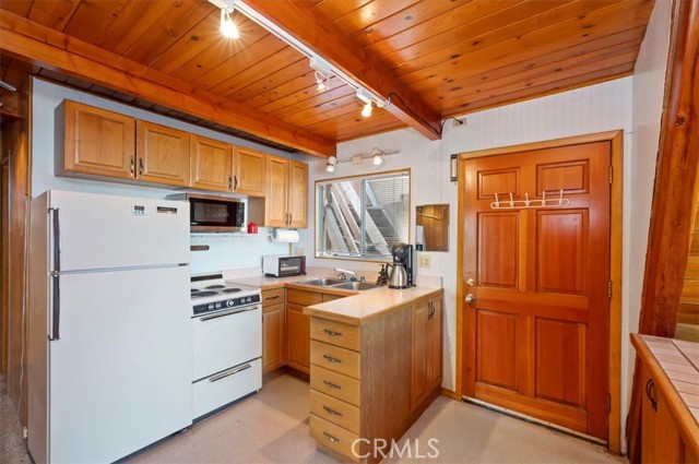 Detail Gallery Image 6 of 29 For 30909 Live Oak Dr, Running Springs,  CA 92382 - 3 Beds | 2 Baths