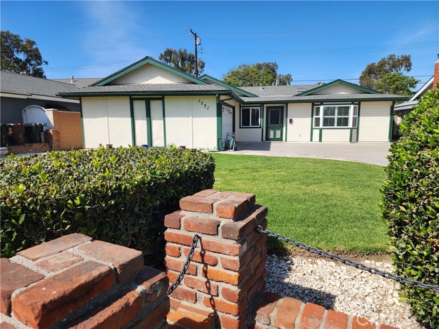 Detail Gallery Image 2 of 3 For 1731 N Ballad, Anaheim,  CA 92807 - 4 Beds | 2 Baths