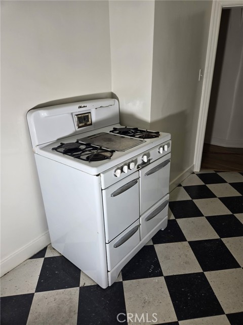 Detail Gallery Image 14 of 27 For 1731 Winona, Hollywood,  CA 90027 - 2 Beds | 1 Baths