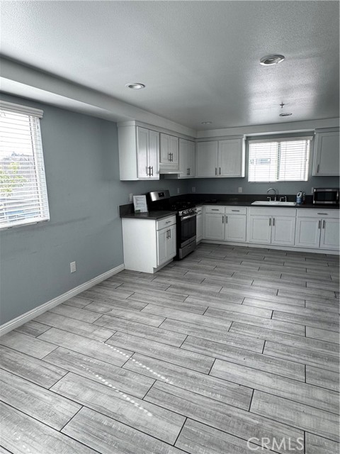 Detail Gallery Image 2 of 9 For 433 1/2 E 30th, Los Angeles,  CA 90011 - 3 Beds | 3 Baths