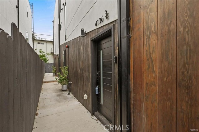 Detail Gallery Image 4 of 23 For 4136 3/4 Normal Ave #3/4,  Los Angeles,  CA 90029 - 2 Beds | 2 Baths