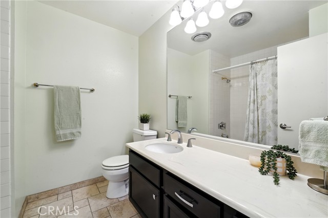 18221 Andrea N Circle, Northridge CA: https://media.crmls.org/medias/71efaf58-1125-44b8-a6d0-e549dc0cbe7f.jpg