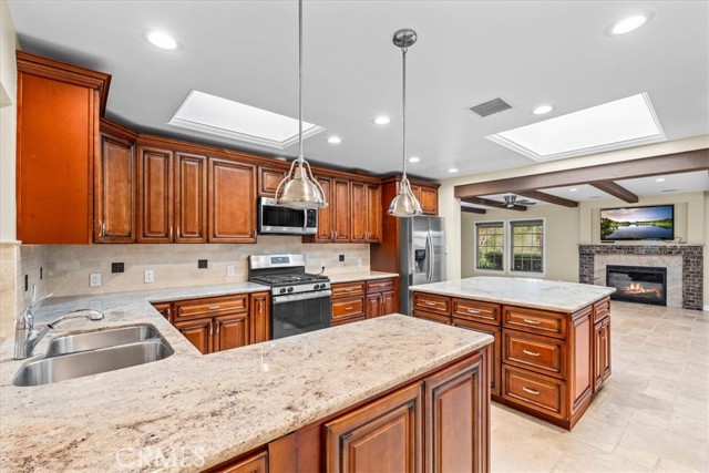 Detail Gallery Image 10 of 31 For 8471 Bedford Motor, Corona,  CA 92883 - 4 Beds | 4 Baths