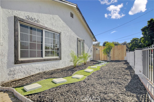 Detail Gallery Image 6 of 22 For 3650 Webster Ave, Long Beach,  CA 90810 - 2 Beds | 2 Baths