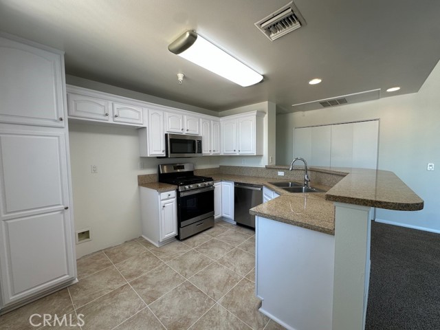 Detail Gallery Image 9 of 22 For 7551 Jordan Ave #405,  Canoga Park,  CA 91303 - 3 Beds | 3 Baths