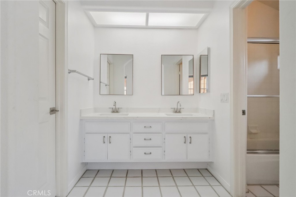 71fb8739 D79b 49e2 8b29 7206a8aa20bc