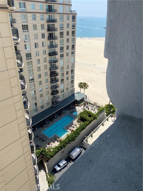 Peak-a-Boo ocean view. beach location.