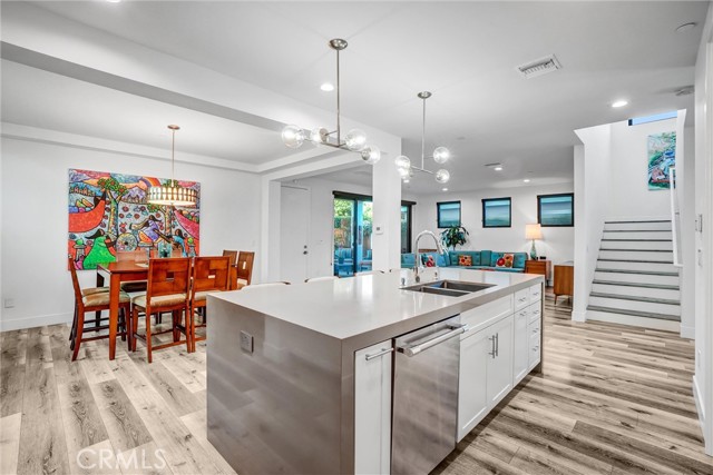 Detail Gallery Image 8 of 29 For 221 Attica, Long Beach,  CA 90803 - 5 Beds | 4 Baths