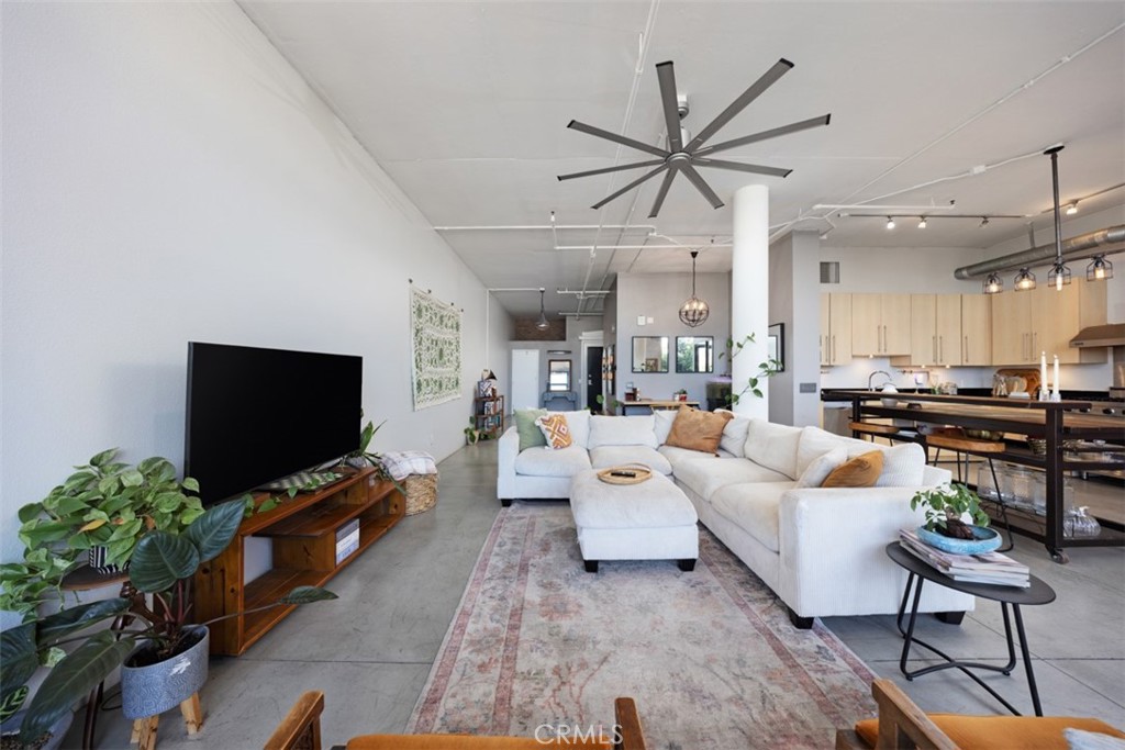 835 Locust Avenue #421