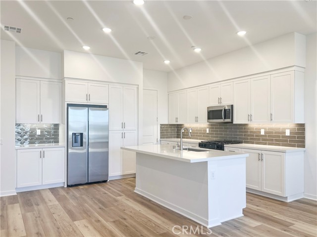 22019 Florence Circle, Walnut CA: https://media.crmls.org/medias/72012b86-471c-4331-b436-9f4d7a52a61a.jpg