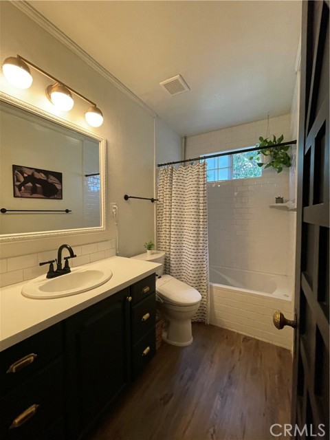 Detail Gallery Image 14 of 26 For 19432 Hartland St, Reseda,  CA 91335 - 3 Beds | 2 Baths