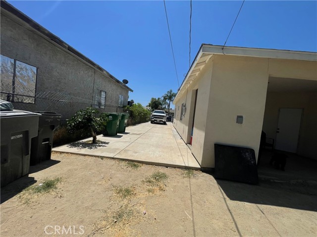 Detail Gallery Image 5 of 12 For 1012 Feliz, Bakersfield,  CA 93307 - 3 Beds | 2 Baths