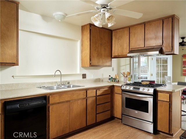 Kitchen complete with breakfast bar