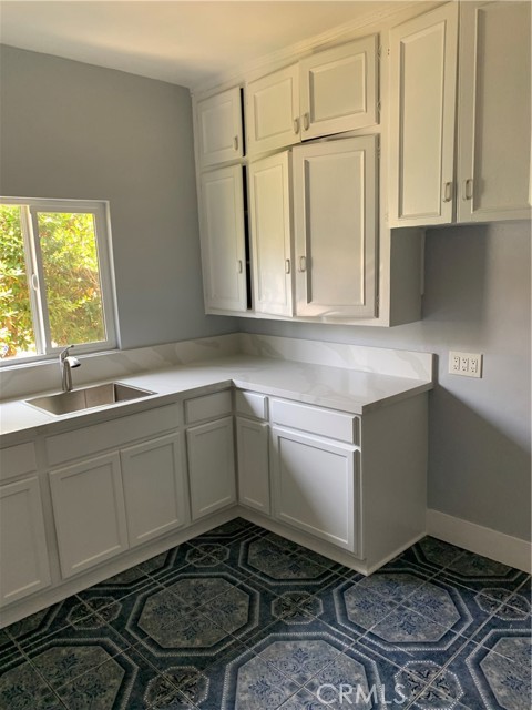 Detail Gallery Image 10 of 12 For 3740 S Harvard Bld a,  Los Angeles,  CA 90018 - 4 Beds | 2 Baths
