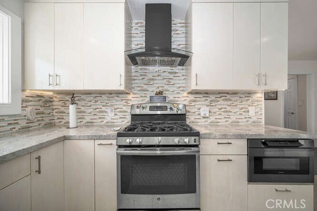 815 Marvista S Avenue, Seal Beach CA: https://media.crmls.org/medias/7209fabe-cdc3-4fca-8573-981a93a444c8.jpg