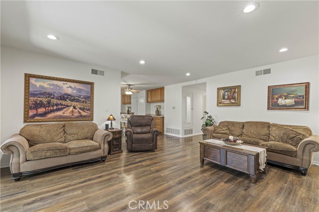 Detail Gallery Image 11 of 57 For 26817 Oak Branch Cir, Newhall,  CA 91321 - 2 Beds | 2 Baths