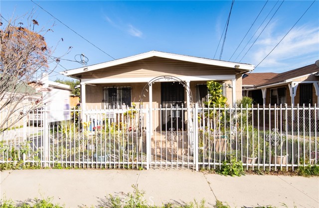Detail Gallery Image 2 of 15 For 9814 Bandera, Los Angeles,  CA 90002 - 2 Beds | 1 Baths