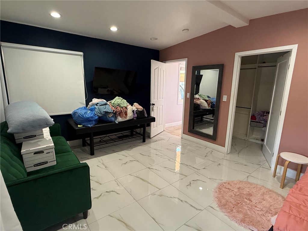 https://media.crmls.org/medias/720e040e-6616-47b1-8e47-290eaff41d98.jpg?preset=X-Large