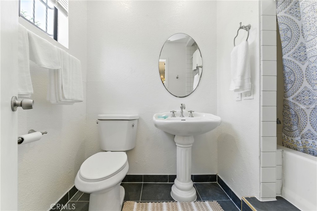 https://media.crmls.org/medias/72101d96-39f8-4205-aa7c-f7d6019783a3.jpg?preset=X-Large