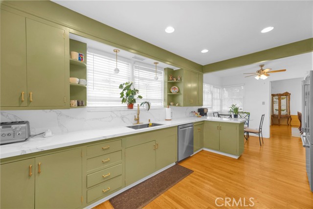 929 E Marshall Place, Long Beach CA: https://media.crmls.org/medias/72112d2a-5eaa-44d5-8915-9cfcf0f2e1c1.jpg