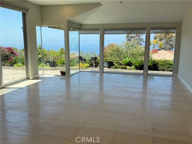 2615 Temple Hills Drive, Laguna Beach CA: https://media.crmls.org/medias/72136875-20f9-45d7-bb7a-efdeabb7f9e9.jpg