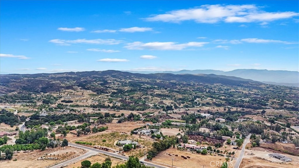 https://media.crmls.org/medias/72167698-0a40-4793-8e5f-f23a659b1973.jpg?preset=X-Large