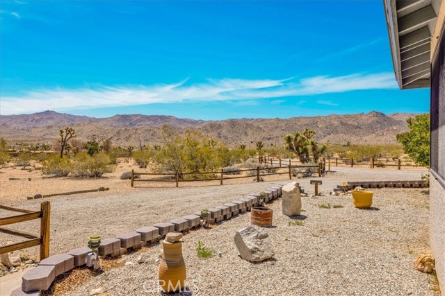 8397 Uphill Road, Joshua Tree CA: https://media.crmls.org/medias/72199d3e-1a29-47cf-b6b7-5dee1a76a1cc.jpg