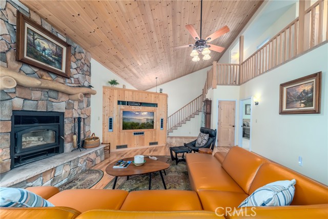 14274 Regina Way, Cobb CA: https://media.crmls.org/medias/721b78a1-16d6-40a0-b3ff-c1d021261591.jpg