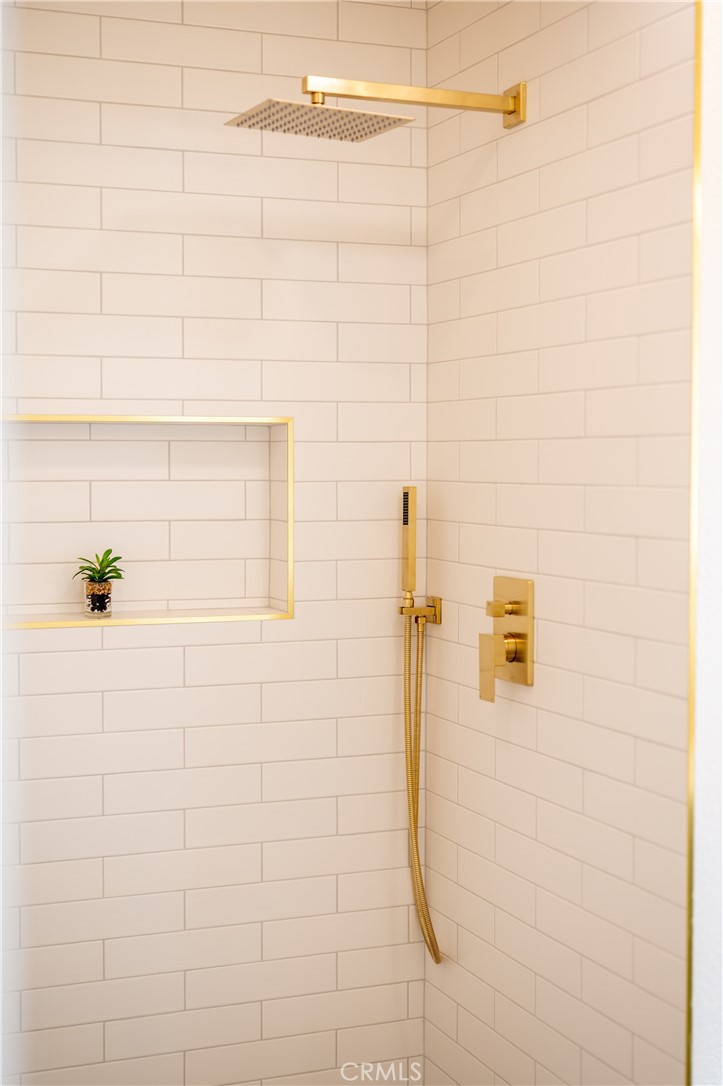 https://media.crmls.org/medias/721f7d04-07f1-4408-b5bc-c5818a9940f2.jpg?preset=X-Large
