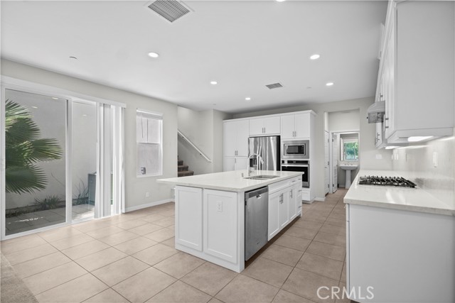 163 Stage, Irvine CA: https://media.crmls.org/medias/721fa0a5-63aa-4dd5-85f5-3c7bfa4dd463.jpg