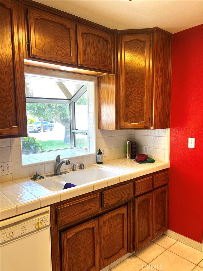 https://media.crmls.org/medias/7220708a-f793-4abd-b994-fa1ee94848af.jpg?preset=X-Large