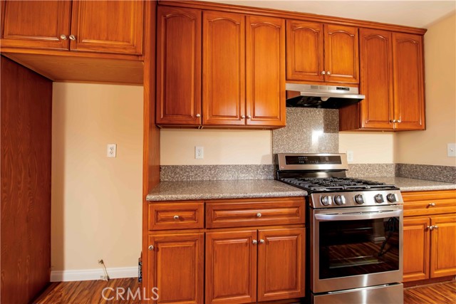 6911 Enfield Avenue, Reseda CA: https://media.crmls.org/medias/72212973-3ea5-403f-902d-239811a4c2b7.jpg