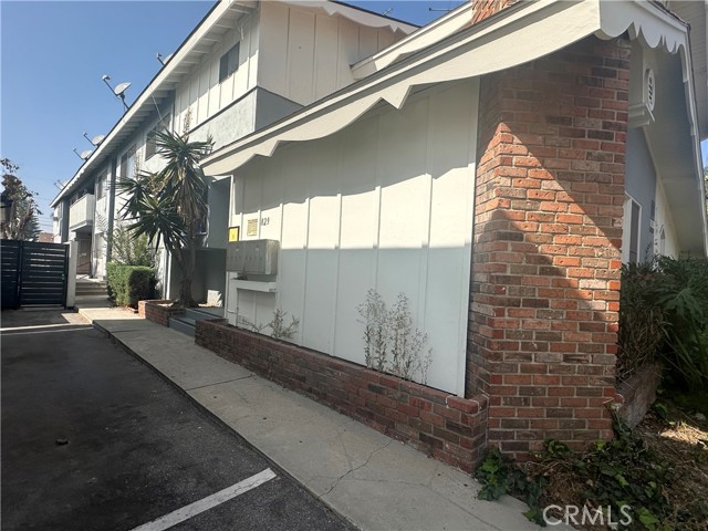 Detail Gallery Image 2 of 15 For 829 S Flower St, Inglewood,  CA 90301 - – Beds | – Baths