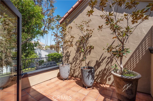 441 1/2 Goldenrod Avenue, Corona del Mar CA: https://media.crmls.org/medias/722551e8-9db0-428f-820f-fab9f539d65d.jpg