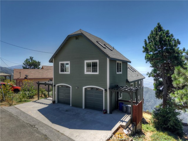 Detail Gallery Image 2 of 44 For 22665 Valley View Dr, Crestline,  CA 92325 - 4 Beds | 3 Baths